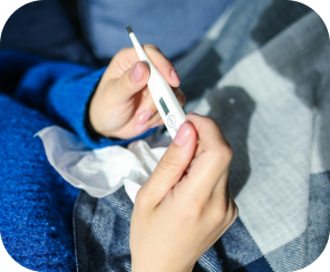 Девушка держит термометр